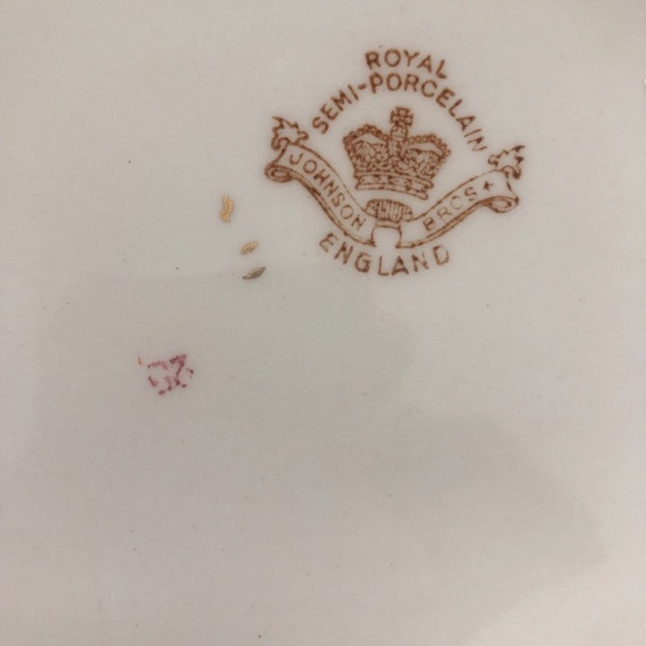 Vintage Johnson Bros. England Royal Semi-Porcelain Ivory Rose Floral Soup Tureen - Picture 7 of 13